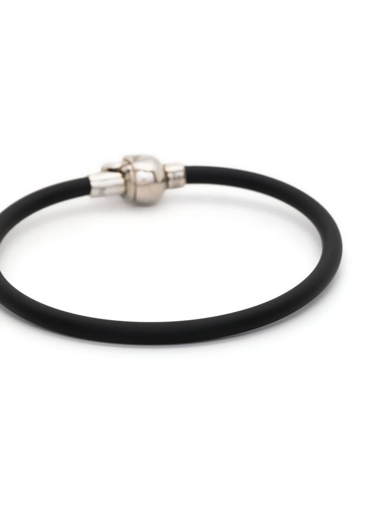 Skull-fastening detail bracelet