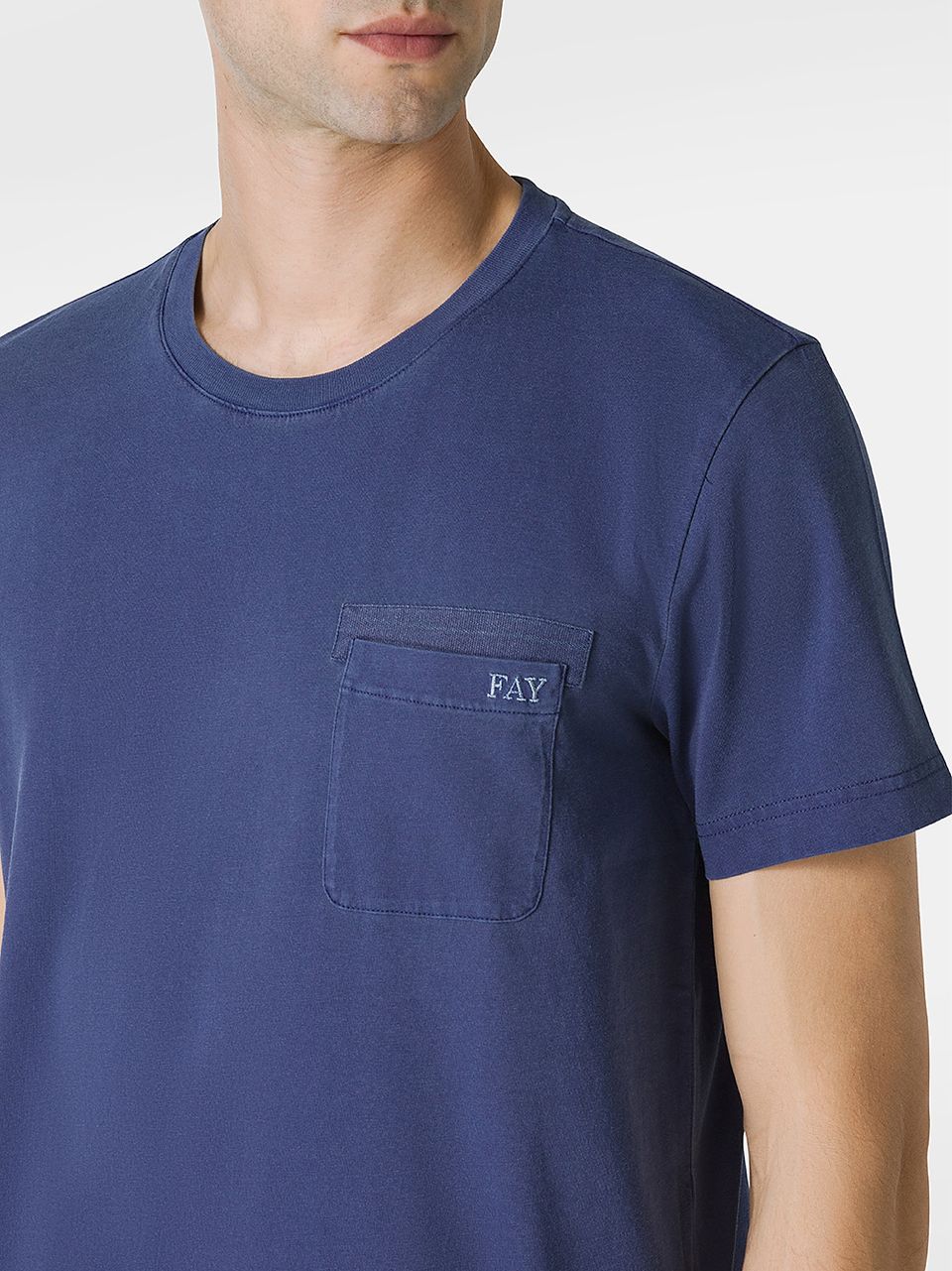 T-shirt in cotone con tasca e logo frontale