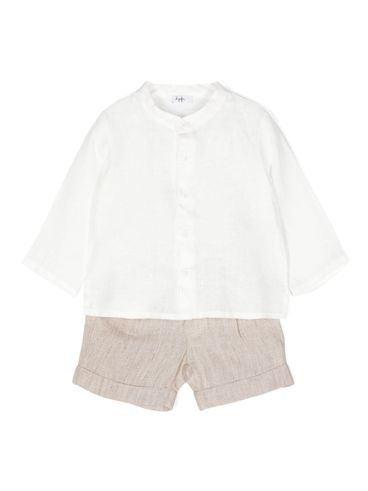Linen outfit with shirt and shorts
