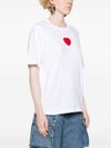 T-shirt in cotone con logo a cuore rosso frontale