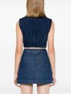 Top crop in denim con scollo ampio