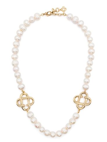 Pearl necklace with gold pendant