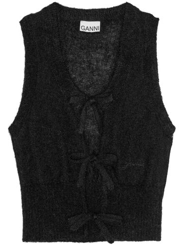 String tie fastening vest