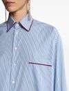 Camicia a righe azzurra con dettagli bordeaux