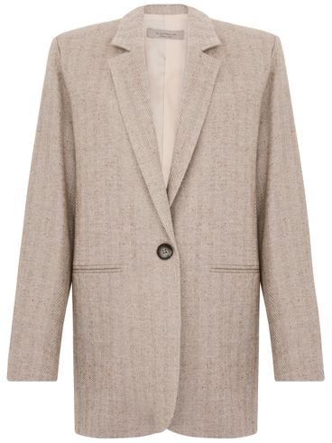 Single-breasted blazer with vent.