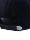 Cappello in finto shearling con logo