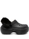 crocs - Sabot Stomp Lined Clog nero con pelliccia