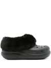 crocs - Sabot Furever Crush nero con pelliccia