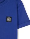 stone island - T-shirt in cotone blu con patch logo - 2