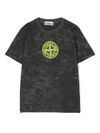 stone island - T-shirt in cotone grigio stampato con ricamo logo