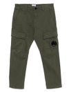 c.p. company - Pantaloni in cotone verde con tasche e logo lente applicato