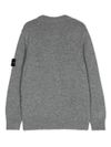 stone island - Maglione in lana grigia girocollo con patch logo - 2