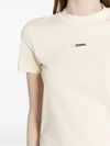 jacquemus - T-Shirt beige a maniche corte con logo - 4