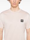 stone island - T-shirt rosa in cotone con ricamo logo - 2