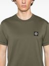 stone island - T-shirt verde in cotone con ricamo logo - 1