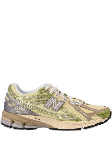 NEW BALANCE - Sneakers gialle  con allacciatura frontale