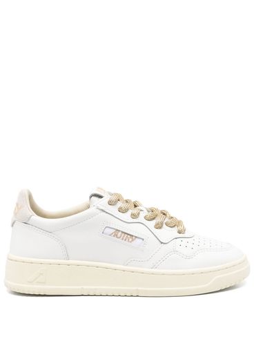 AUTRY - Sneakers 'Medalist' in pelle bianca con lacci dorati